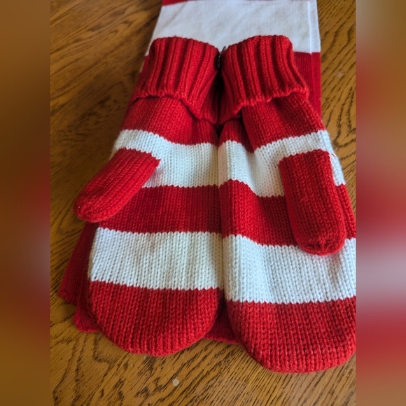 Red & White striped Mittens and scarf. Adult one size. New - Picture 3 of 5